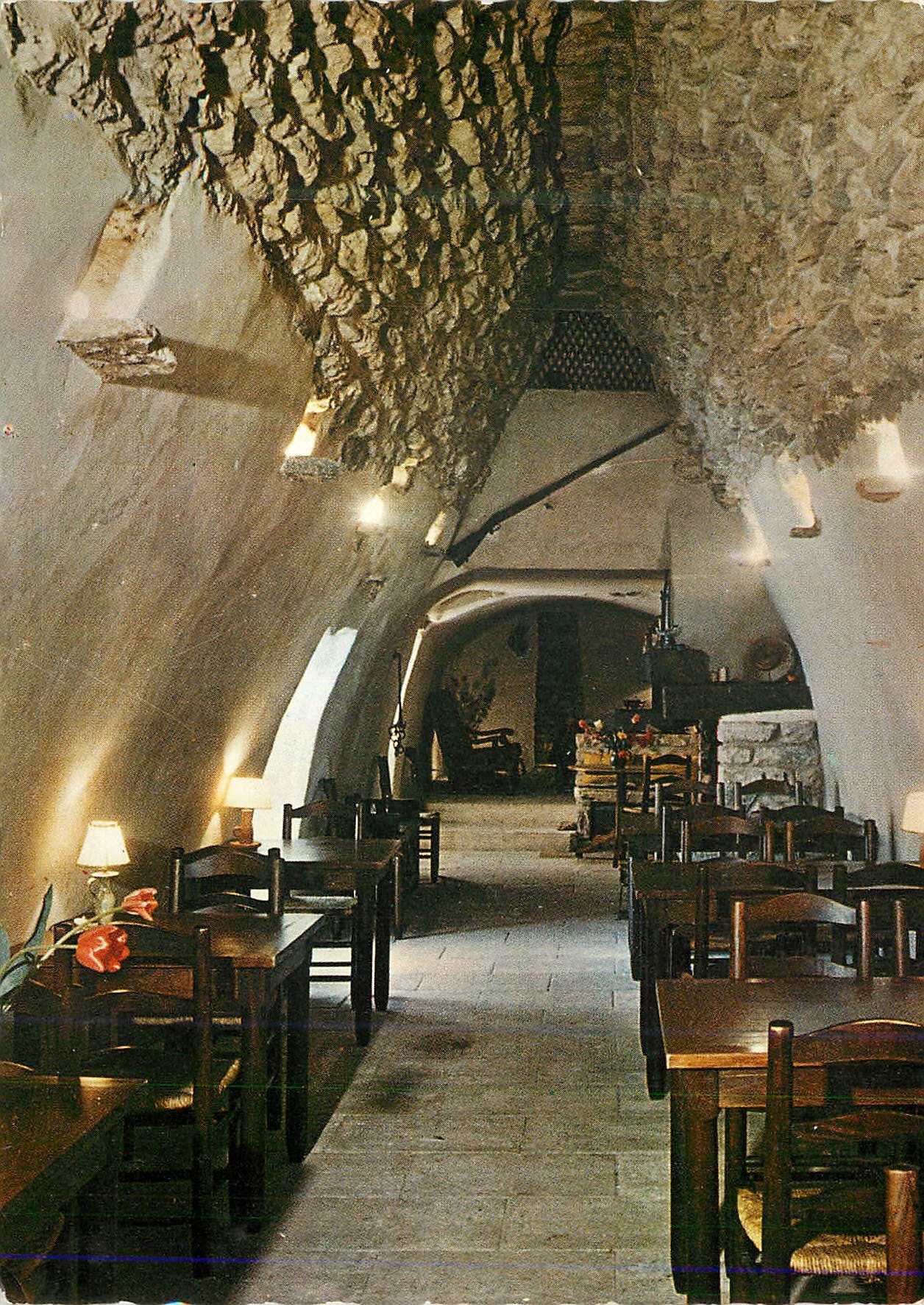 CPM Les Bories Cabanes Gauloises Petite Auberge perdue dans le thym et les lavandes Route de l Abbaye de Senanque Gordes