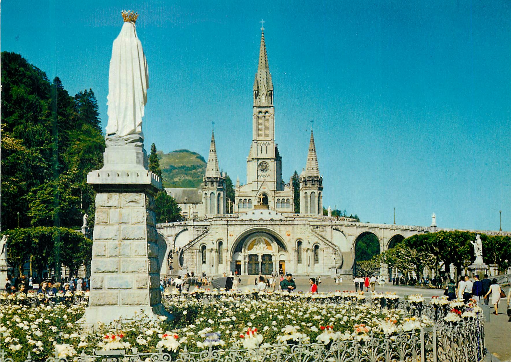 CPM Lourdes La Basilique et la Vierge Couronnee