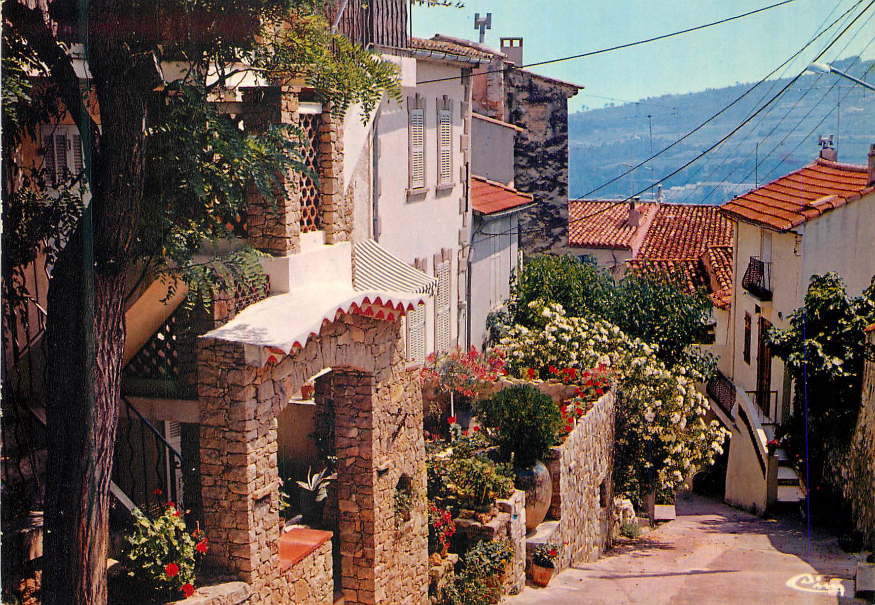 CPM La Cadiere d Azur Var Vieux village provencal Rue des anciennes ecoles