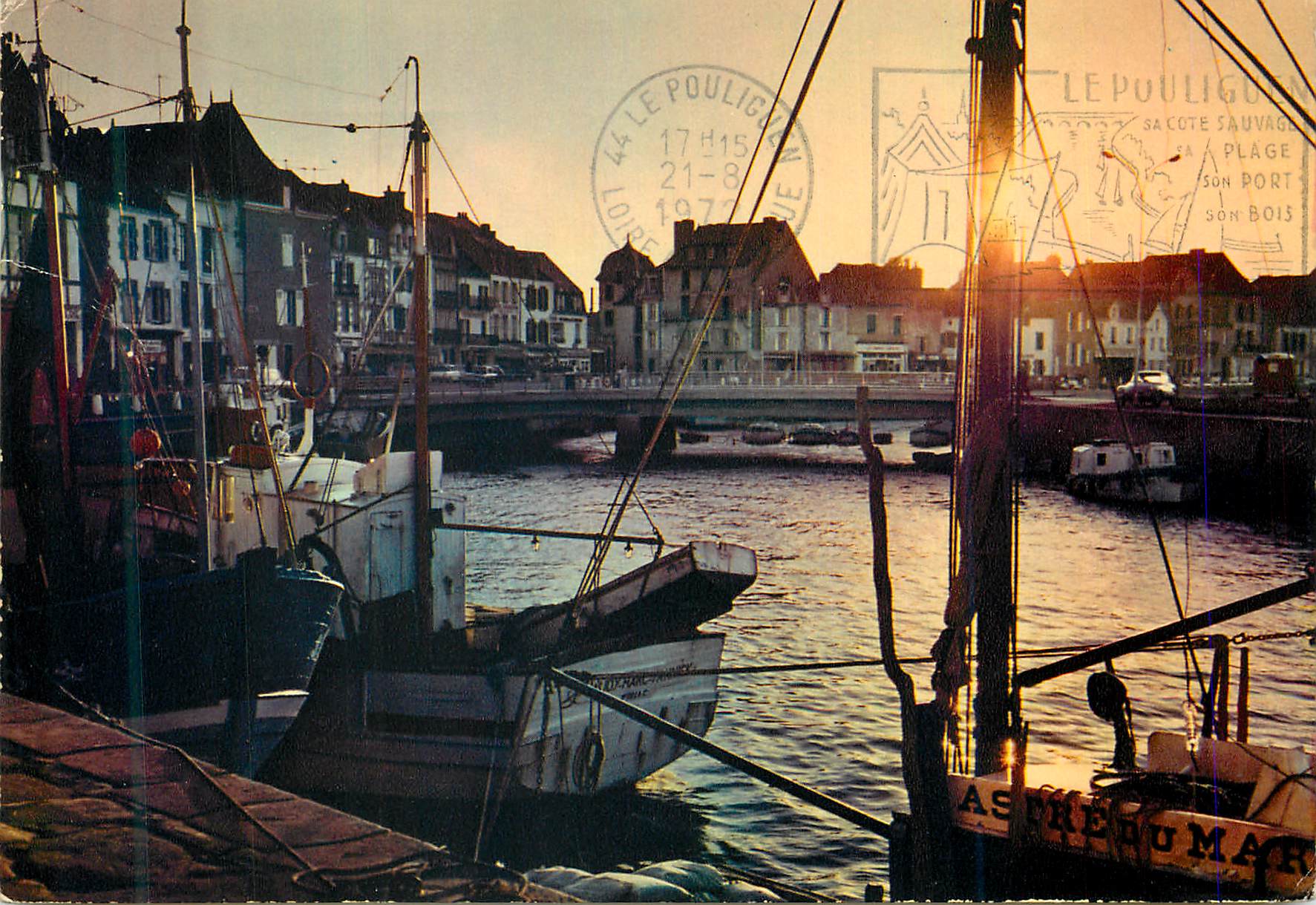 CPM La Cote d Amour Coucher de soleil sur le Port du Croisic Bateaux de peche