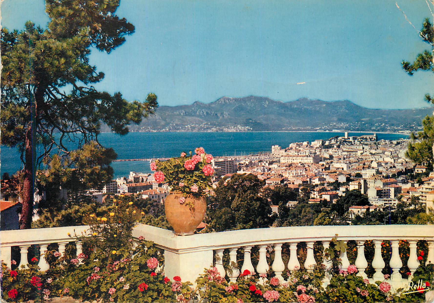 CPM La Cote d Azur Cannes Vue panoramique sur Cannes le Golfe de La Napoule et l Esterel