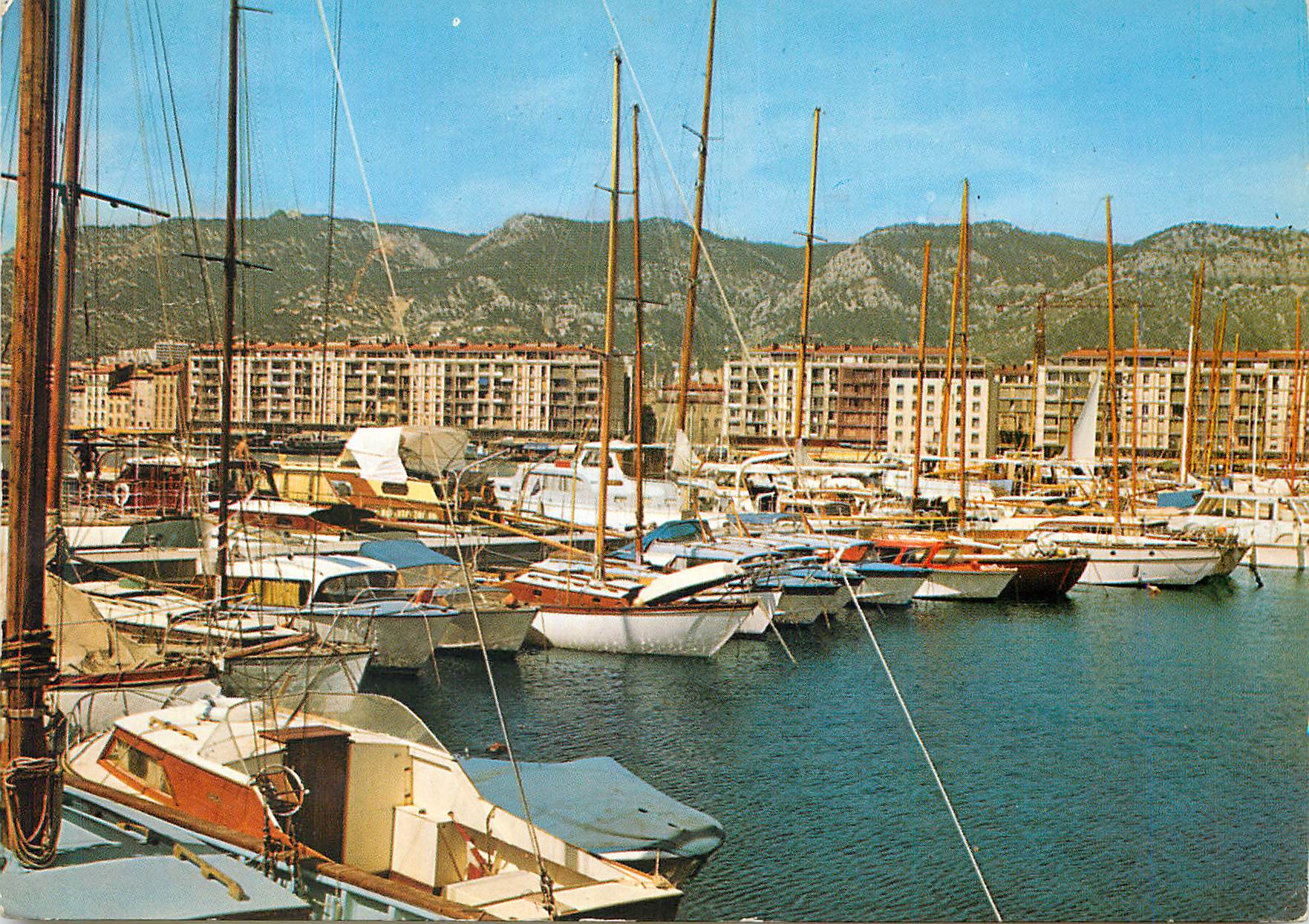 CPM La Cote d Azur Pays du Soleil Toulon Voiliers et hors bord dans le Port Montagne du Faron Bateaux