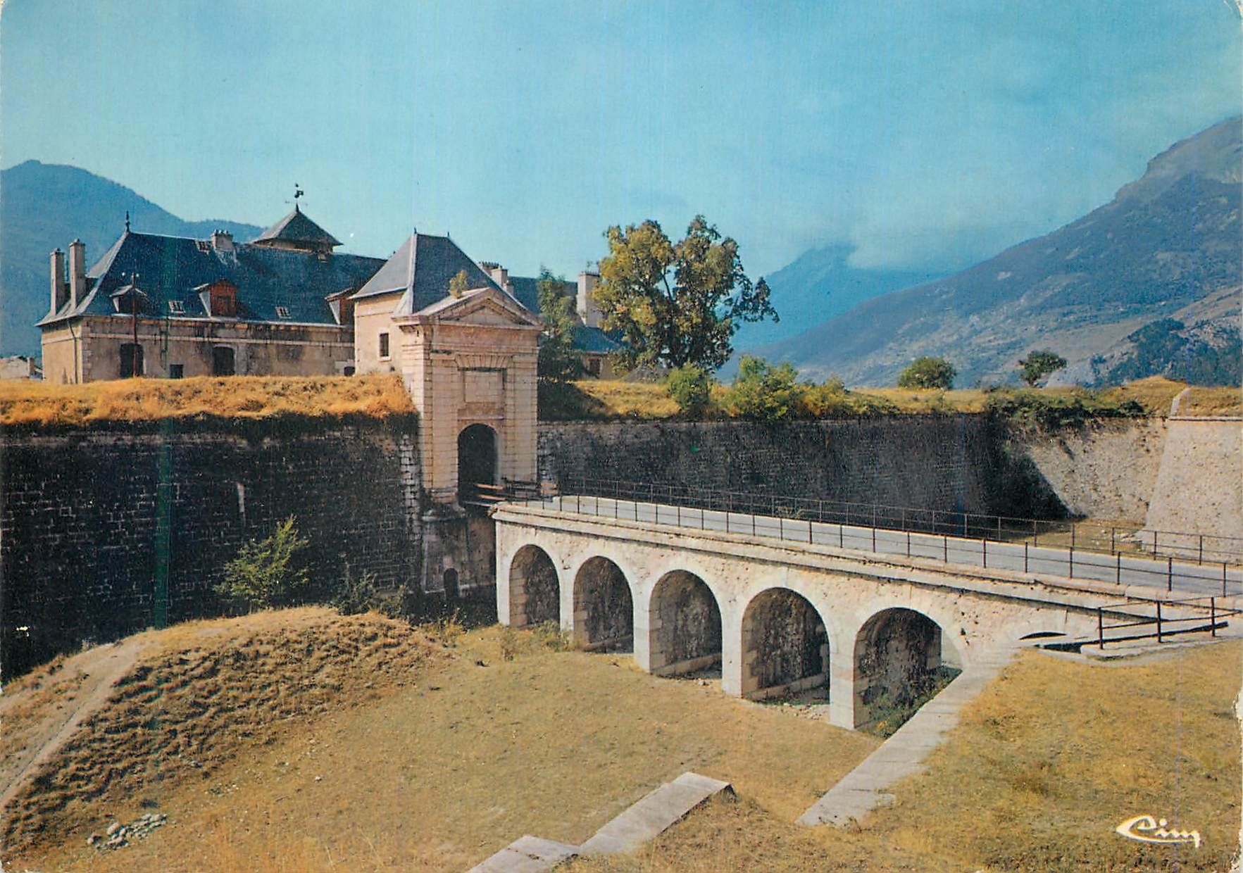 CPM Montdauphin Htes Alpes Entree porte de Briancon du fort de Montdauphin construit par Vauban