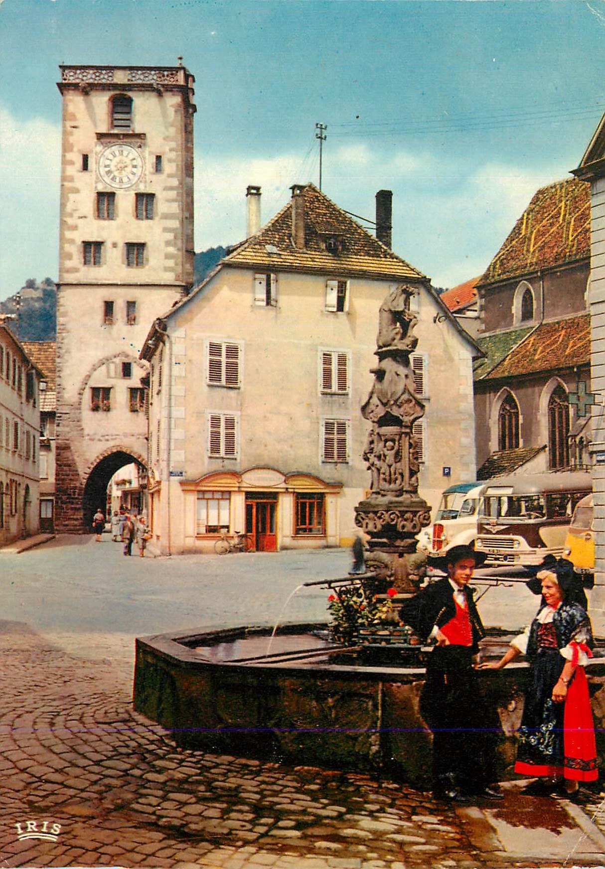 Ribeauvillé — Fontaine en grès rouge et tour des Bouchers (XIIe siècle) — Éditions 'La Cigogne'