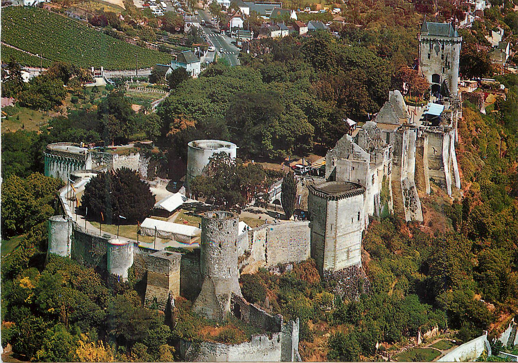 CPM Chateau de la Loire Chinon Indre et Loire Au premier plan le Chateau du Coudray ensuite les Logis Royaux et la Tour 