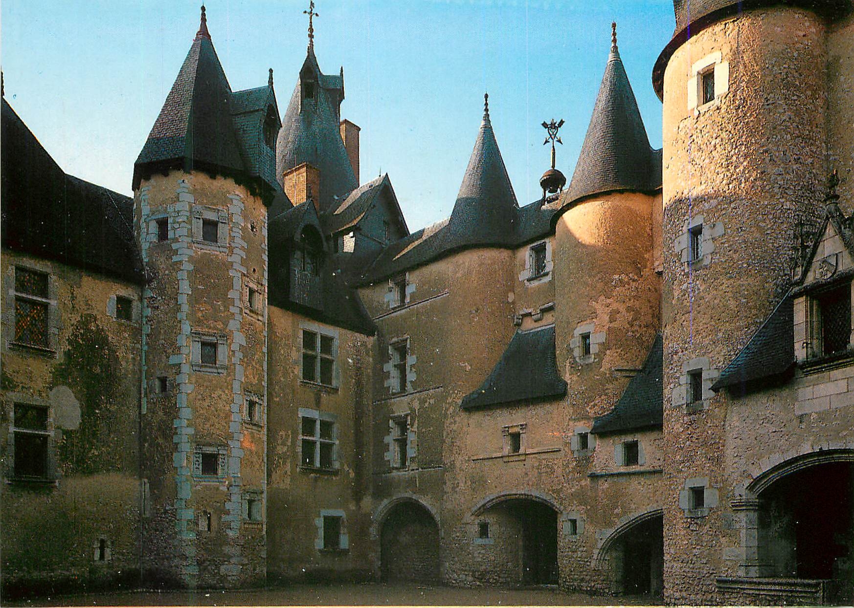 CPM Fougeres sur Bievre L et C L un des derniers specimens de l architecture feodale