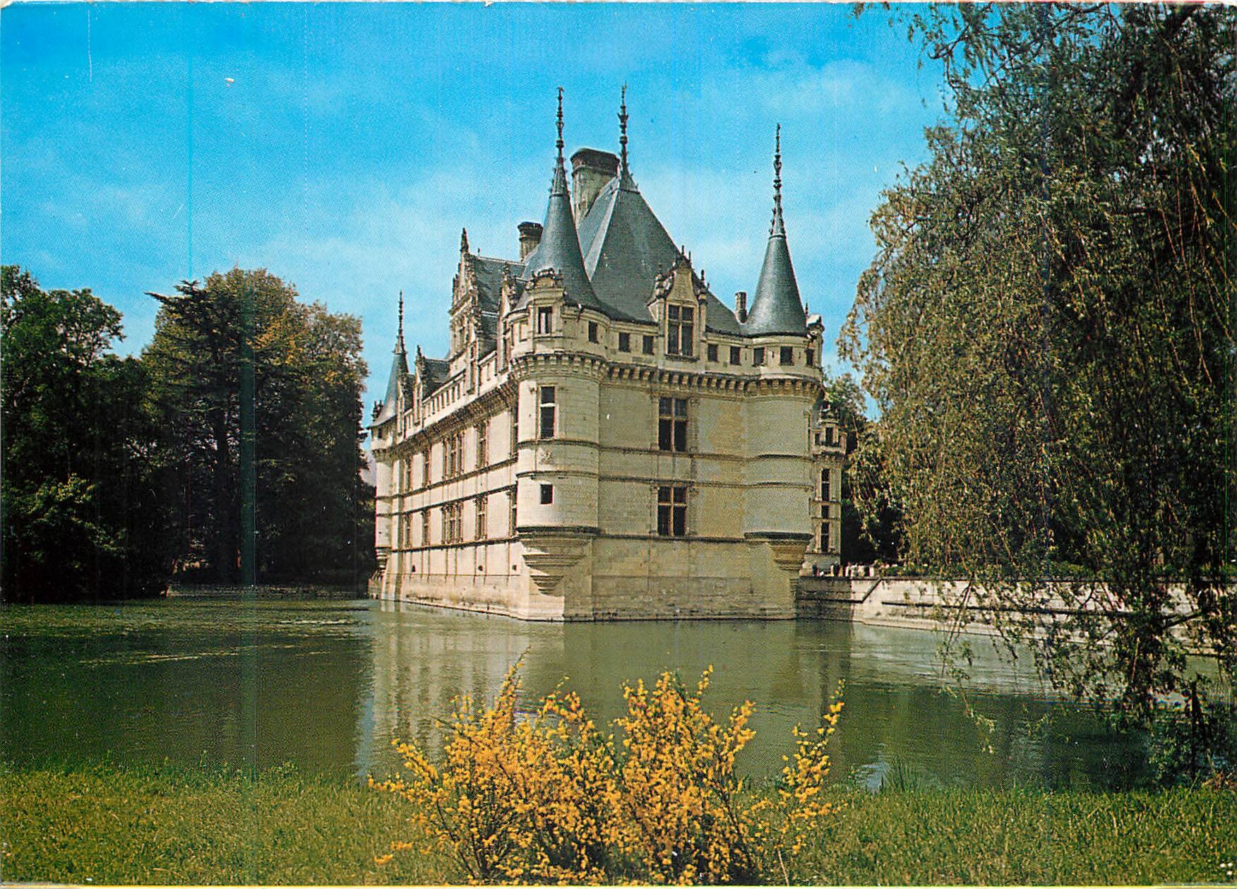 CPM Azay Le Rideau I et L Le Chateau se mirant dans un bras de l Indre