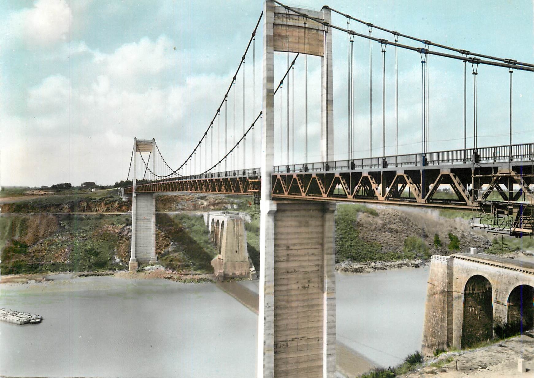 CPM En Bretagne A La Roche Bernard le nouveau Pont qui surplombe l Estuaire de la Vilaine restes de l ancien Pont detrui