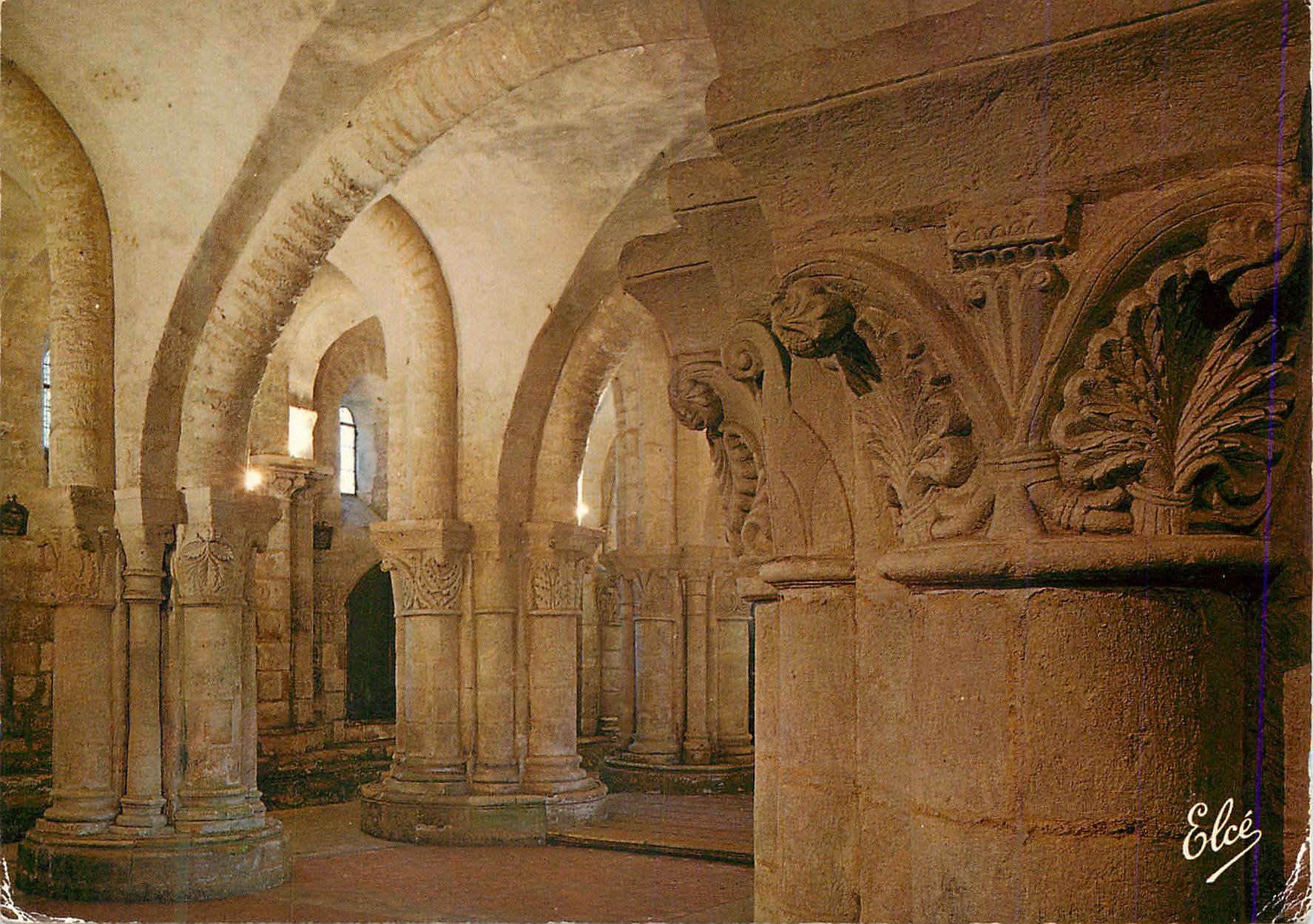 CPM Saintes L Eglise Saint Eutrope La crypte romane Au premier plan un detail de chapitaux
