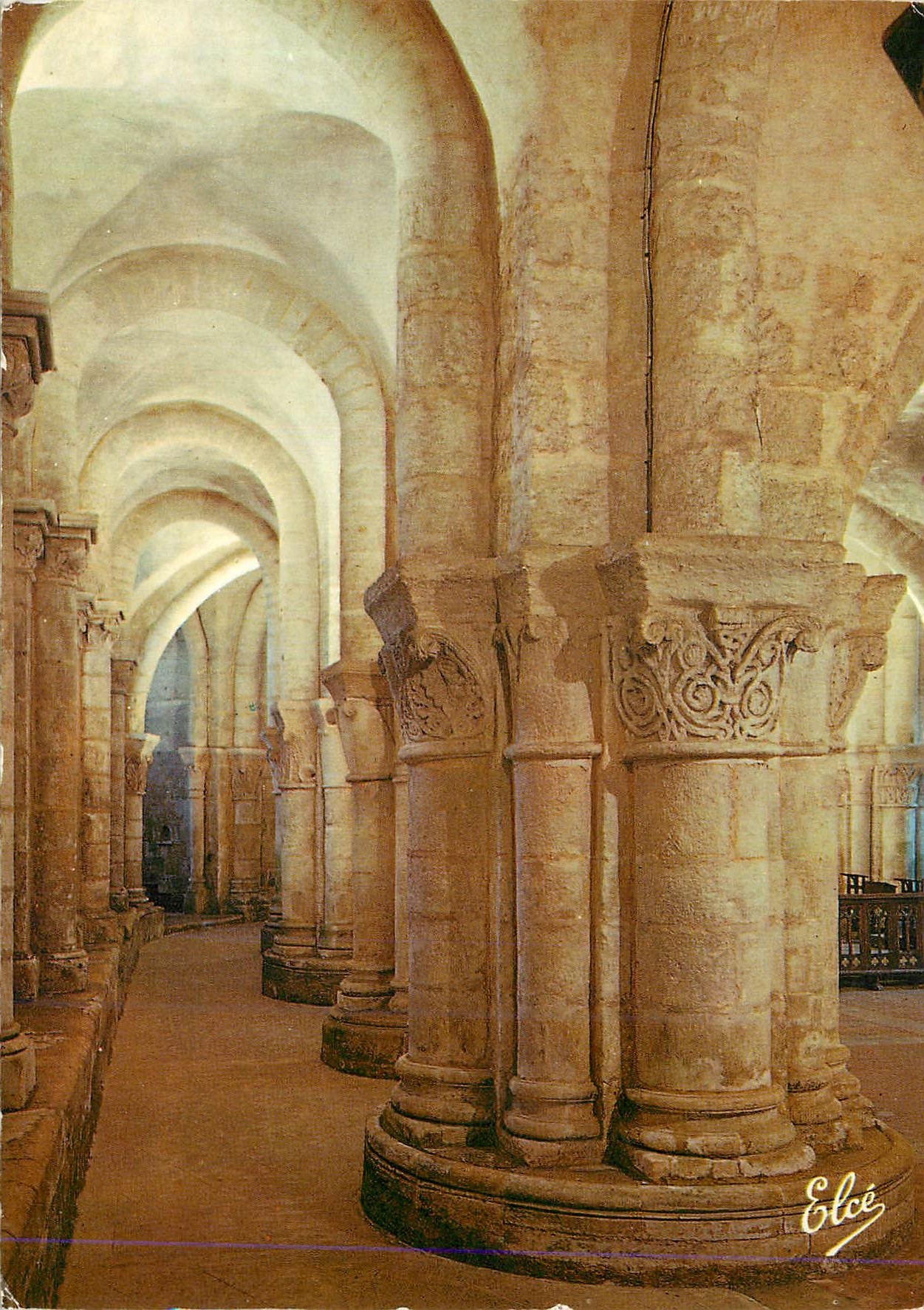CPM Saintes L eglise Saint Eutrope la crypte romane xie siecle le deambulatoire