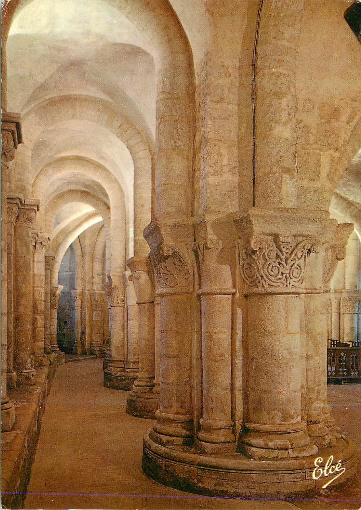 CPM Saintes L eglise Saint Eutrope La crypte romane le deambulatoire