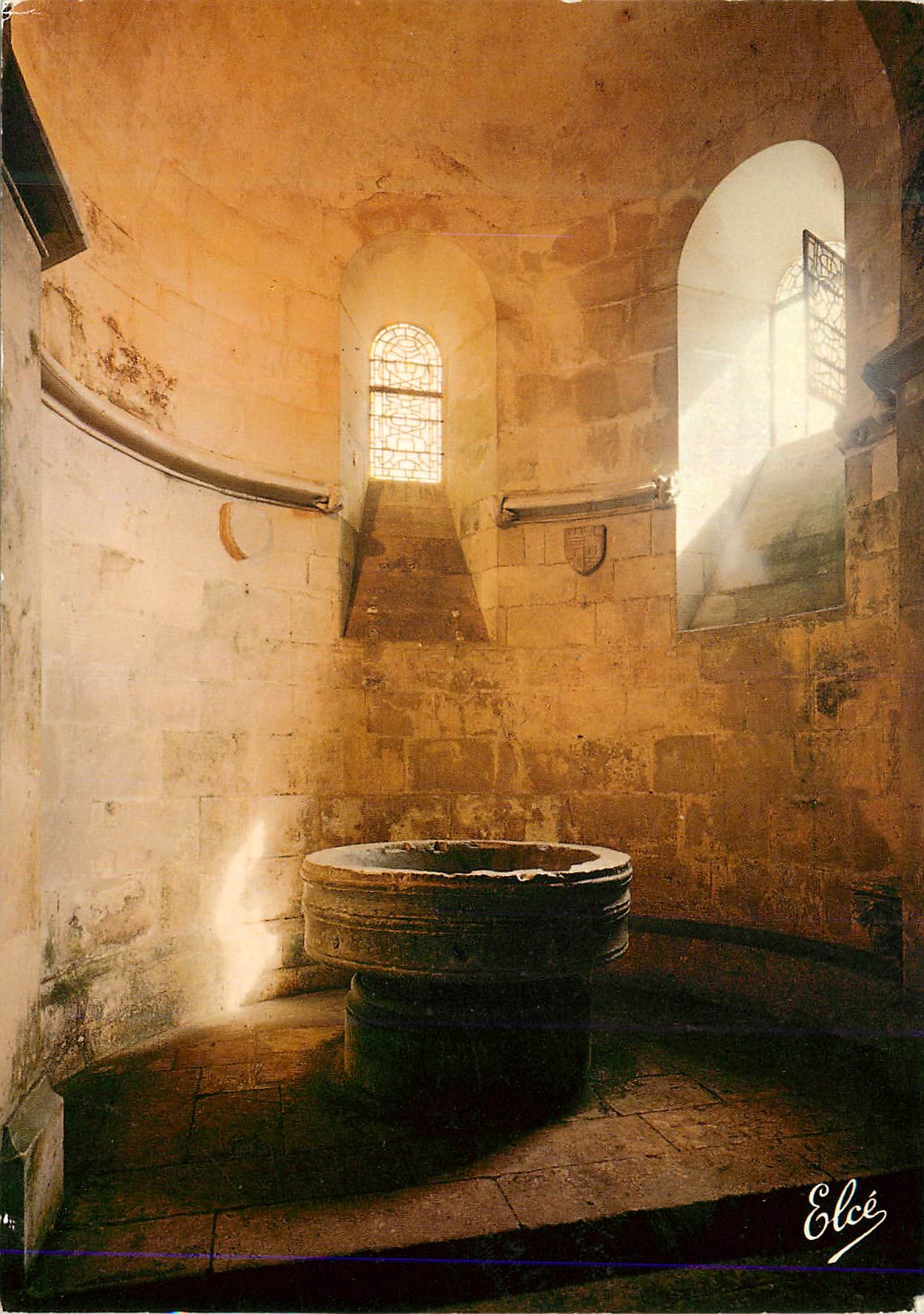 CPM Saintes Crypte de St Eutrope de Saintes Cuve baptismale romane xie siecle