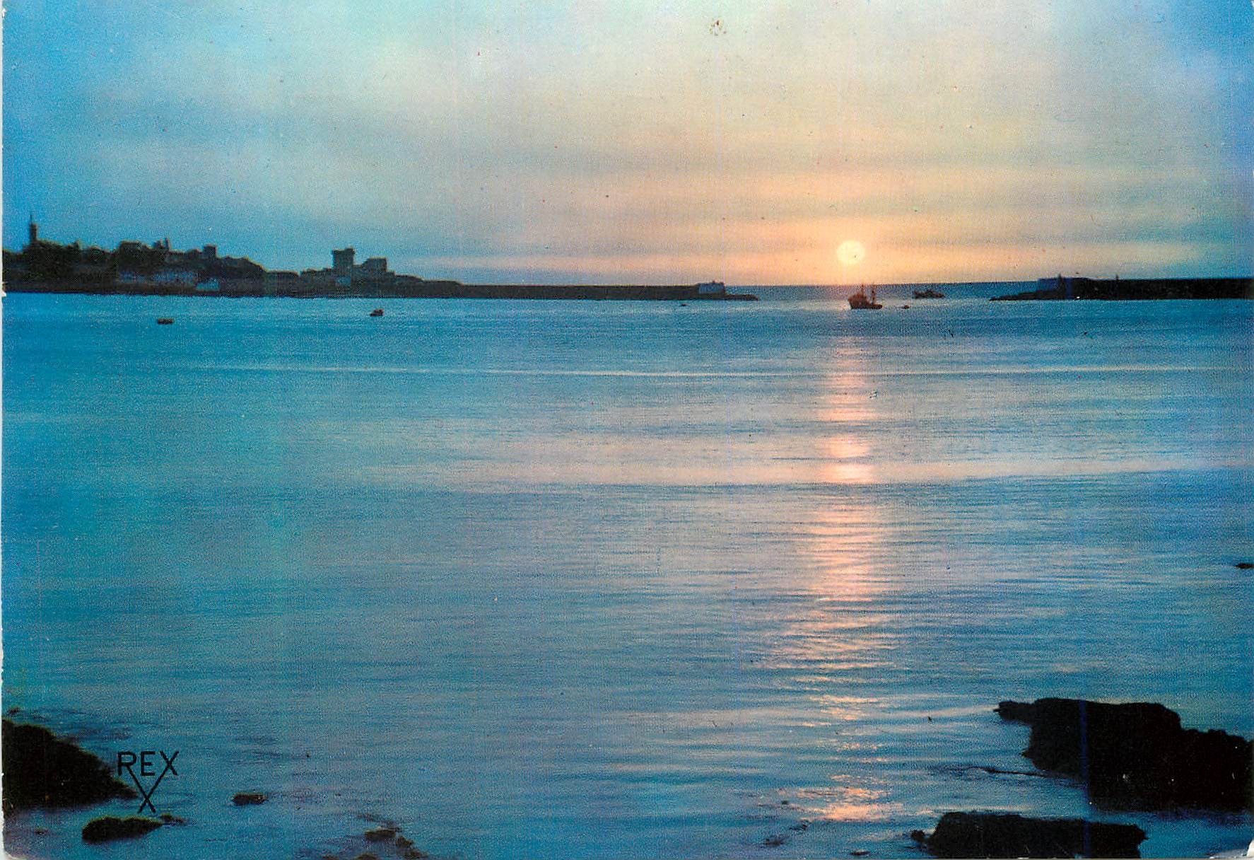 CPM St Jean de Luz Coucher de soleil sur la mer