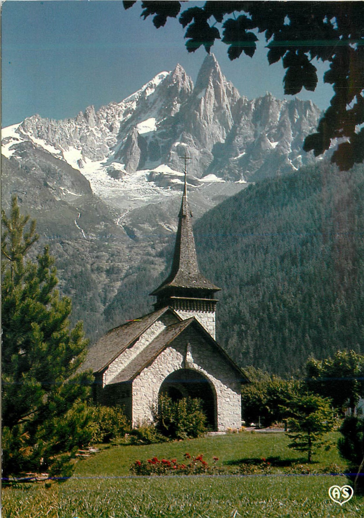 CPM La Vallee de Chamonix Haute Savoie La Chapelle des Praz devant l Aiguille verte et les Drus