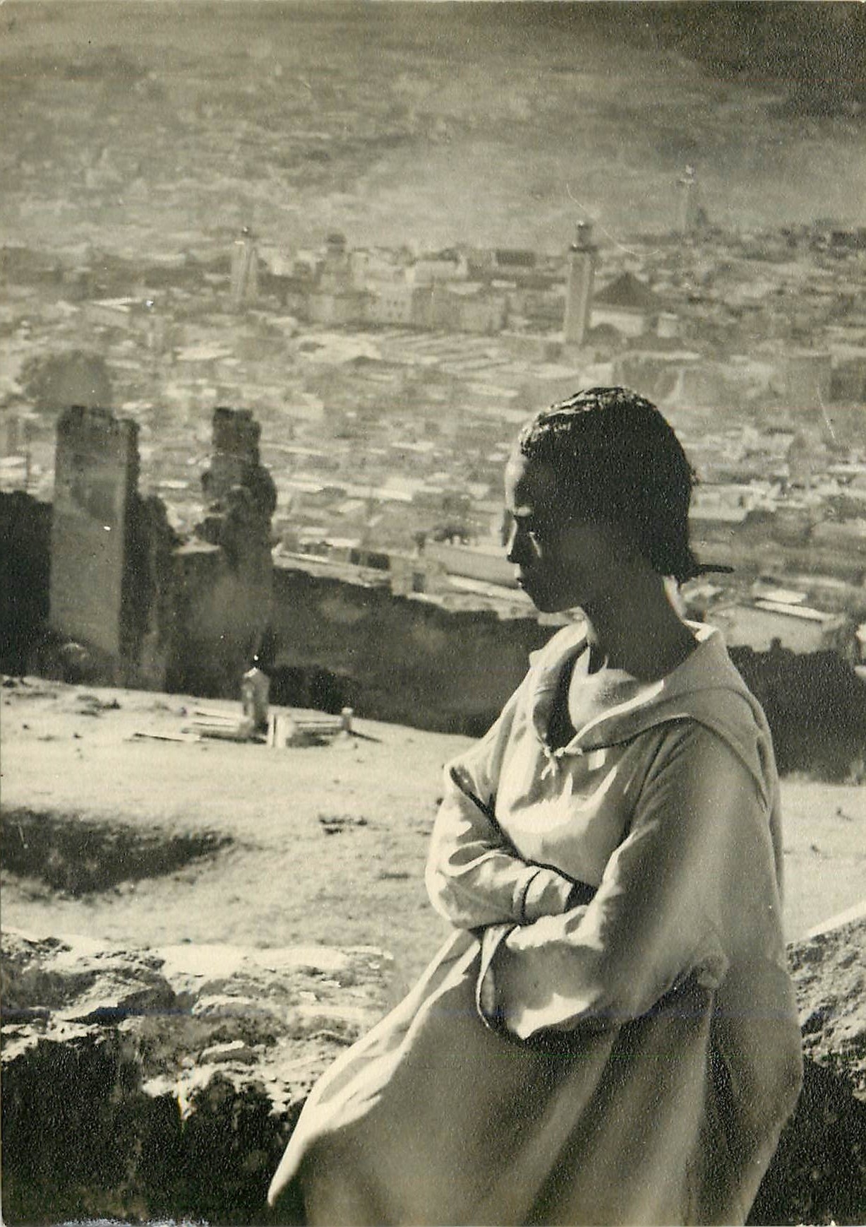 CPM Visage Photographique du Maroc Fes vue du tombeau des Merenides a l aube une adolescente immobile semble veiller sur