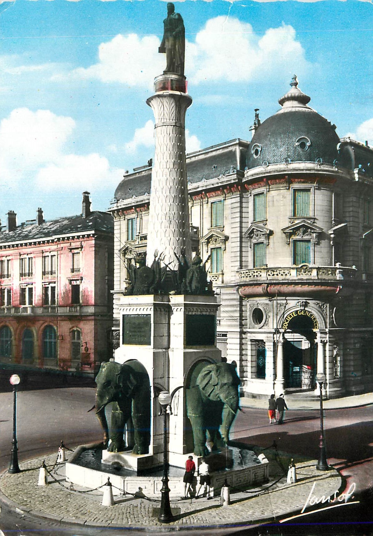 CPM Chambery Savoie La Fontaine des Elephants sans cul et la Statue du General de Boigne