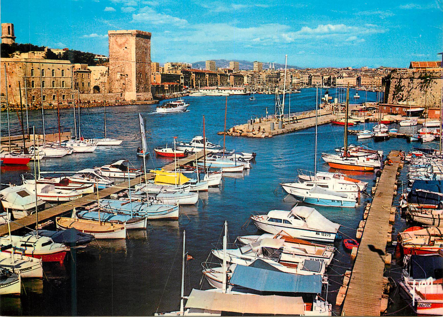 CPM Couleurs et Lumiere de France Marseille Bouches du Rhone L Entree du Vieux Port et le Fort Saint Jean