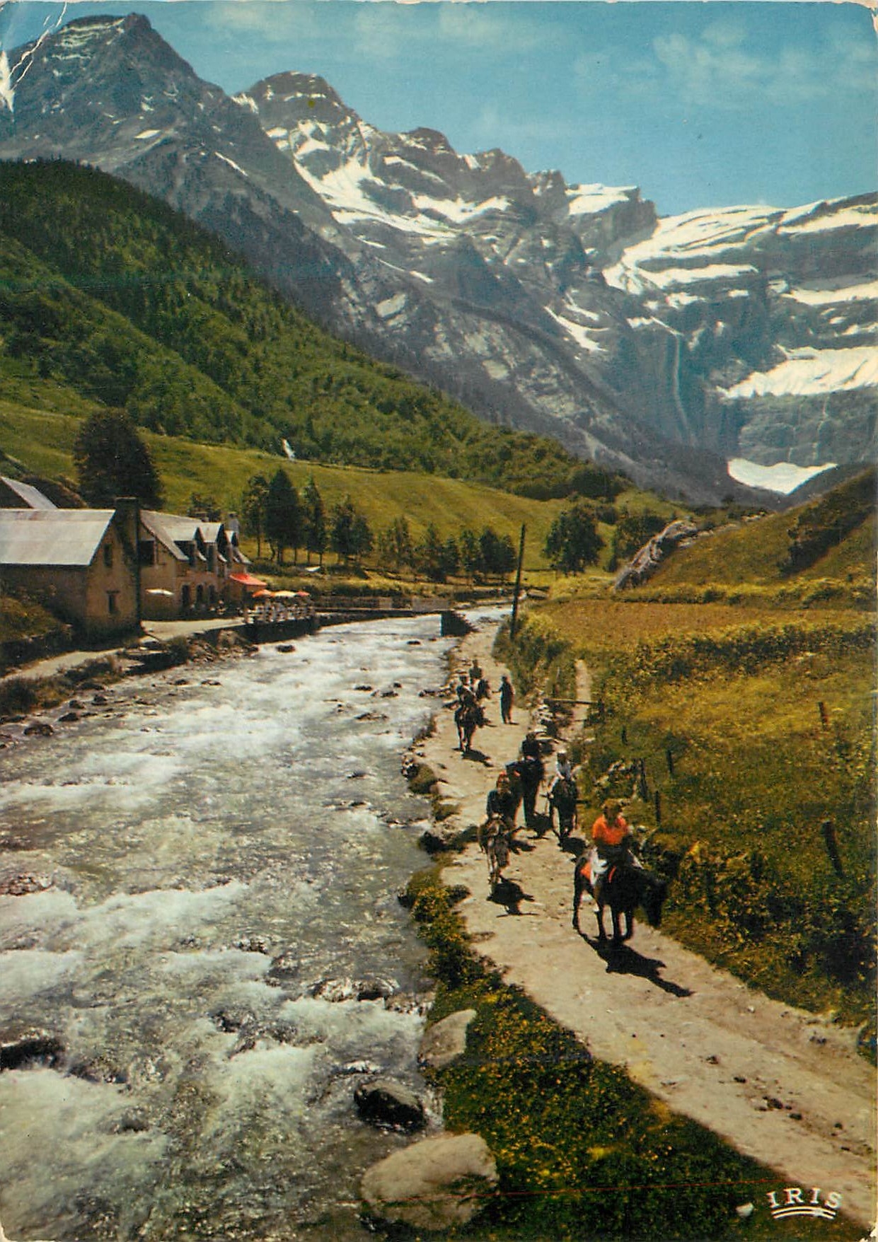 CPM Les Pyrenees Le Cirque de Gavarnie site le plus repute des Pyrenees la promenade au bord du Gave