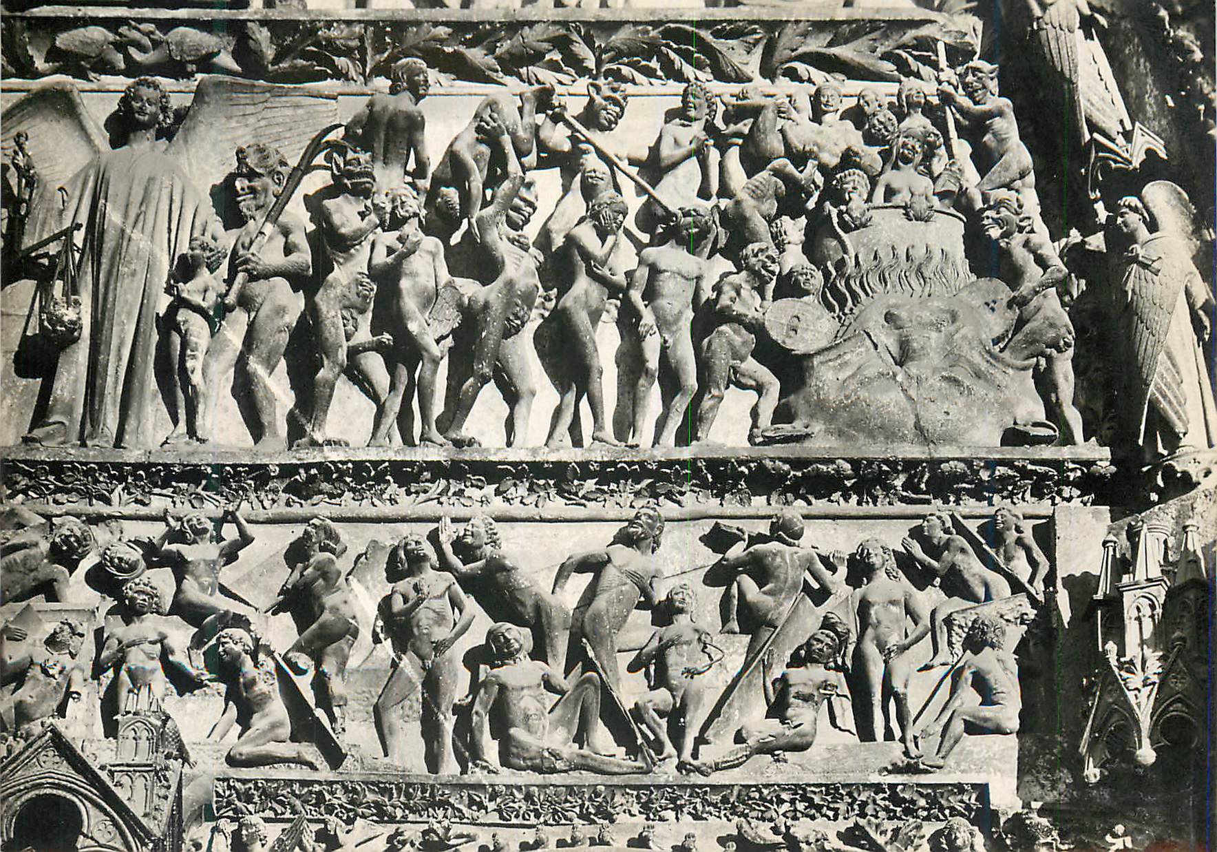 CPM Bourges Cher Cathedrale Saint Etienne xiii siecle Portail Central Partie du Tympan du Jugement dernier Registre Les 