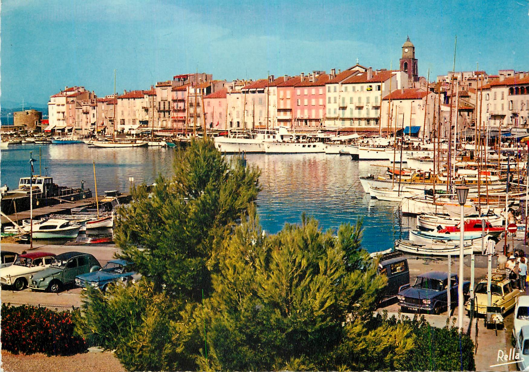 Hafen von Saint-Tropez — Ansicht des Hafens mit Booten und Autos — Éditions Rella