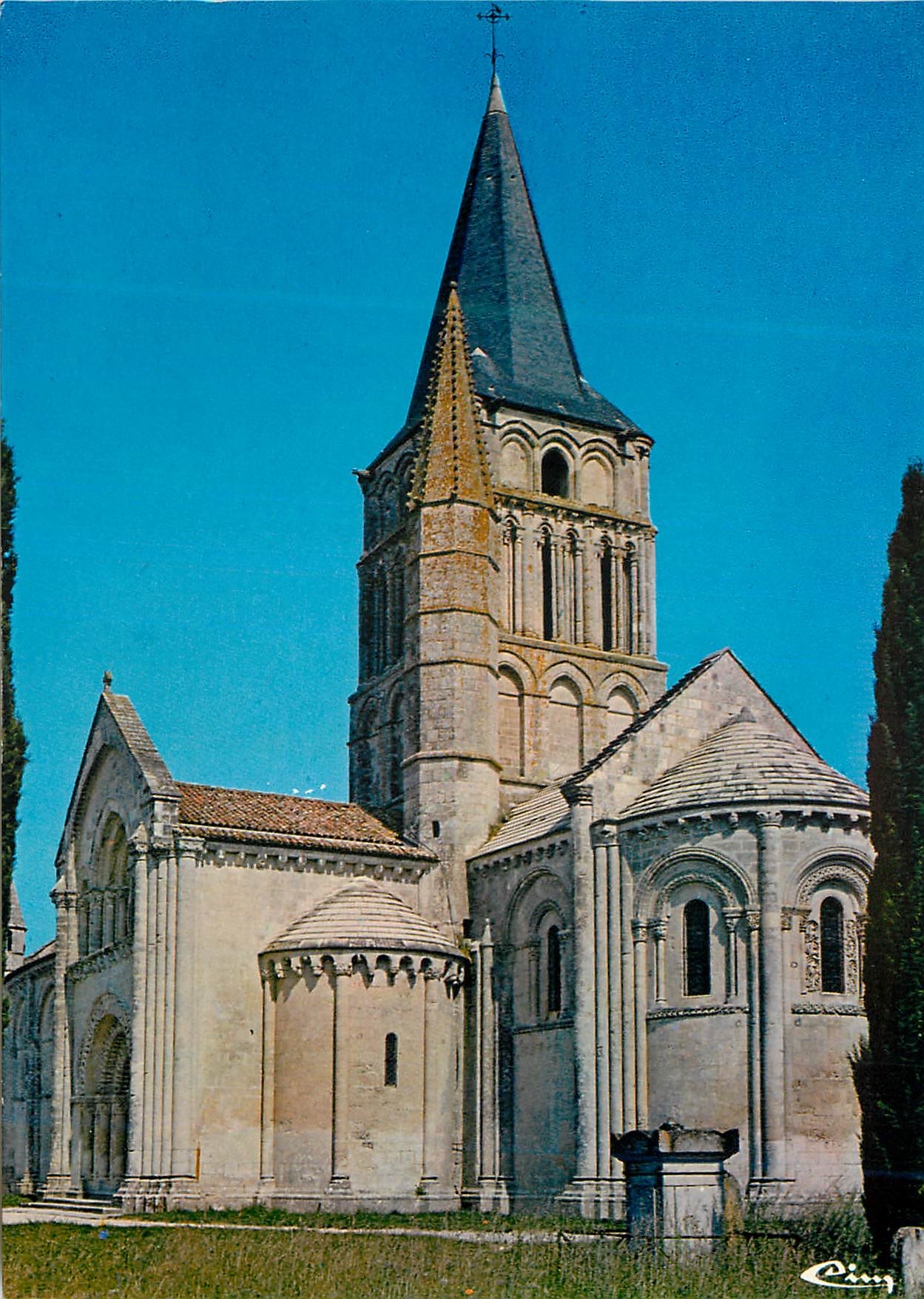 CPM Aulnay Char Mar L Eglise Romane du xii Le clocher et le transept