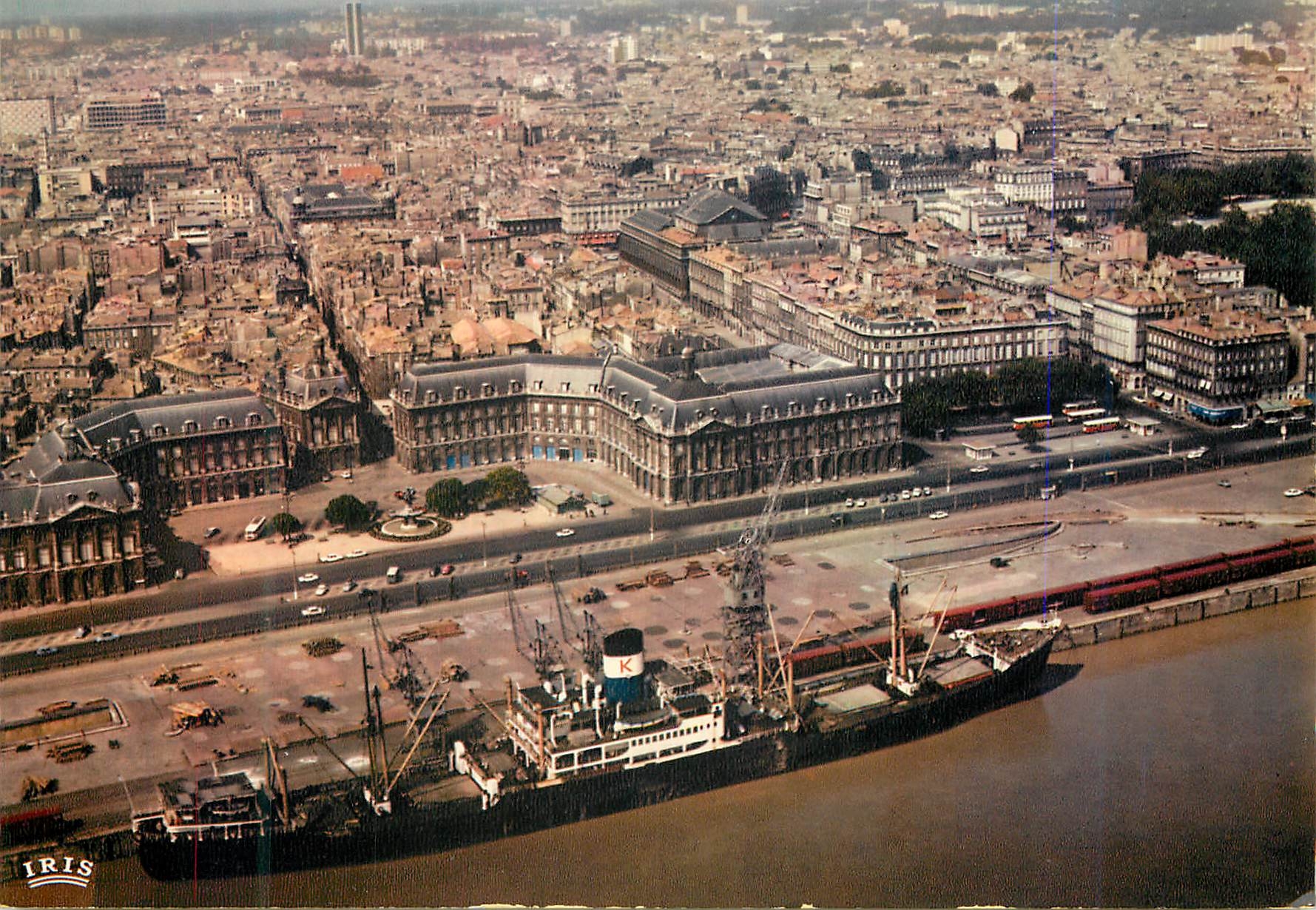 CPM Bordeaux Gironde Vus de ciel la place de la Bourse et les Quais Bateau
