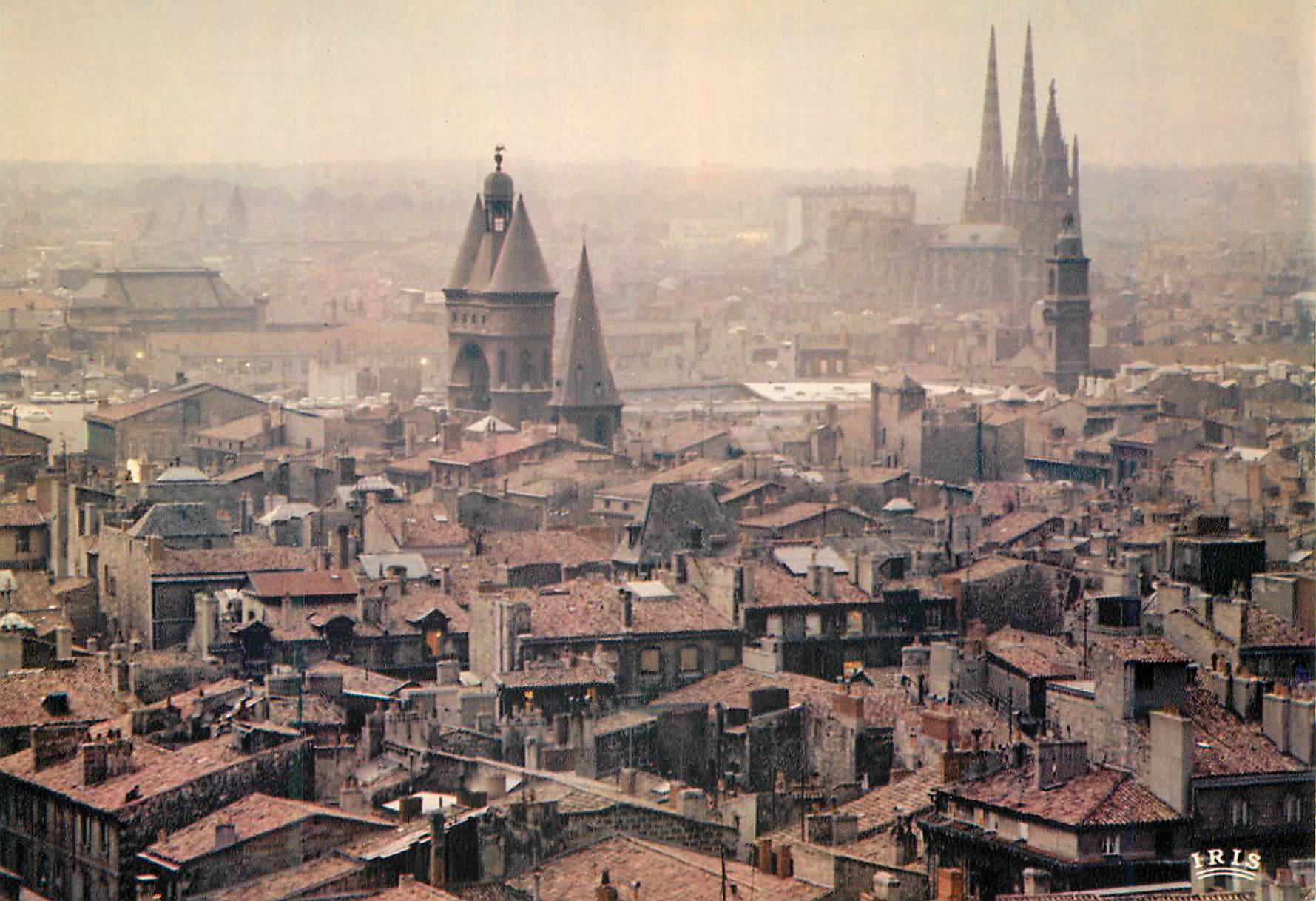 CPM Bordeaux Gironde Brumes matinales La grosse cloche e les fleches de la cathedrale Saint Andre