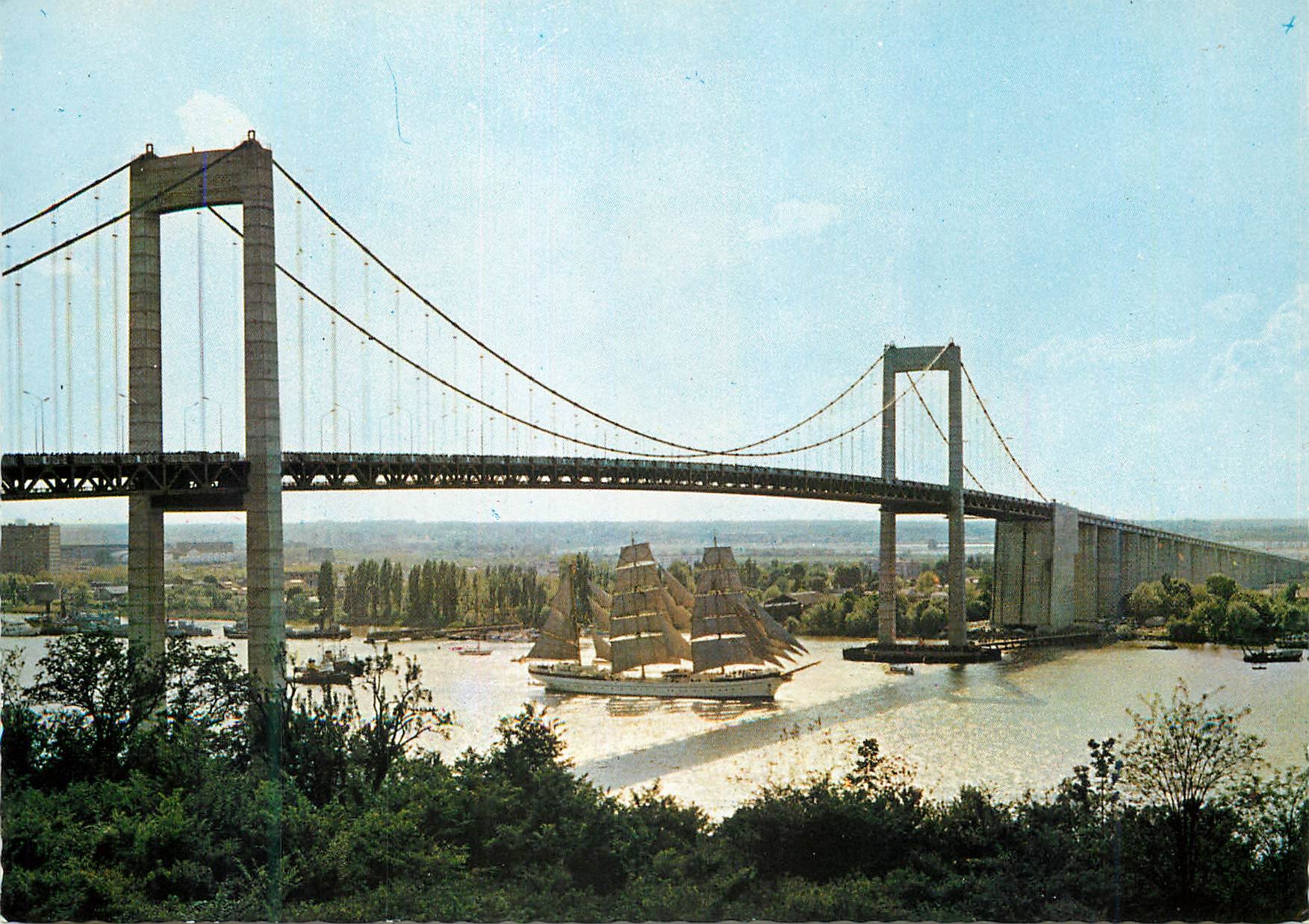 CPM Photo prise le Jour J Samedi 26 Mai 1967 alors qu a Bordeaux le Navire Ecole allemand Gorgh Fock passait sous le gra