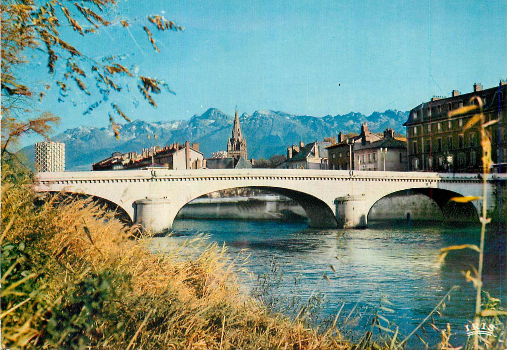 Grenoble — Ville Olympique — Pont Marius Gontard, le clocher Saint-André et la Chaîne de Belledonne