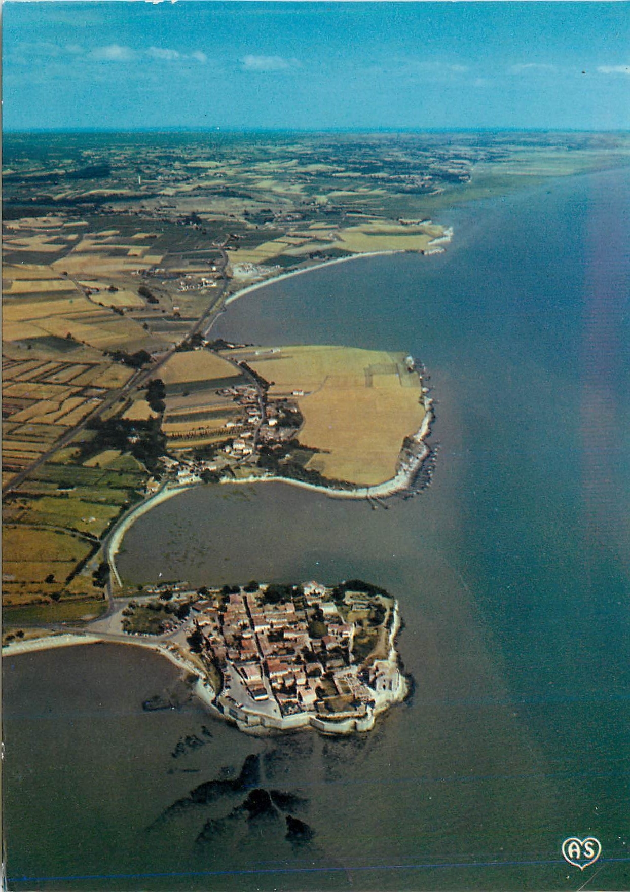 CPM Talmont Ch Mme Vue generale et l Eglise Romane