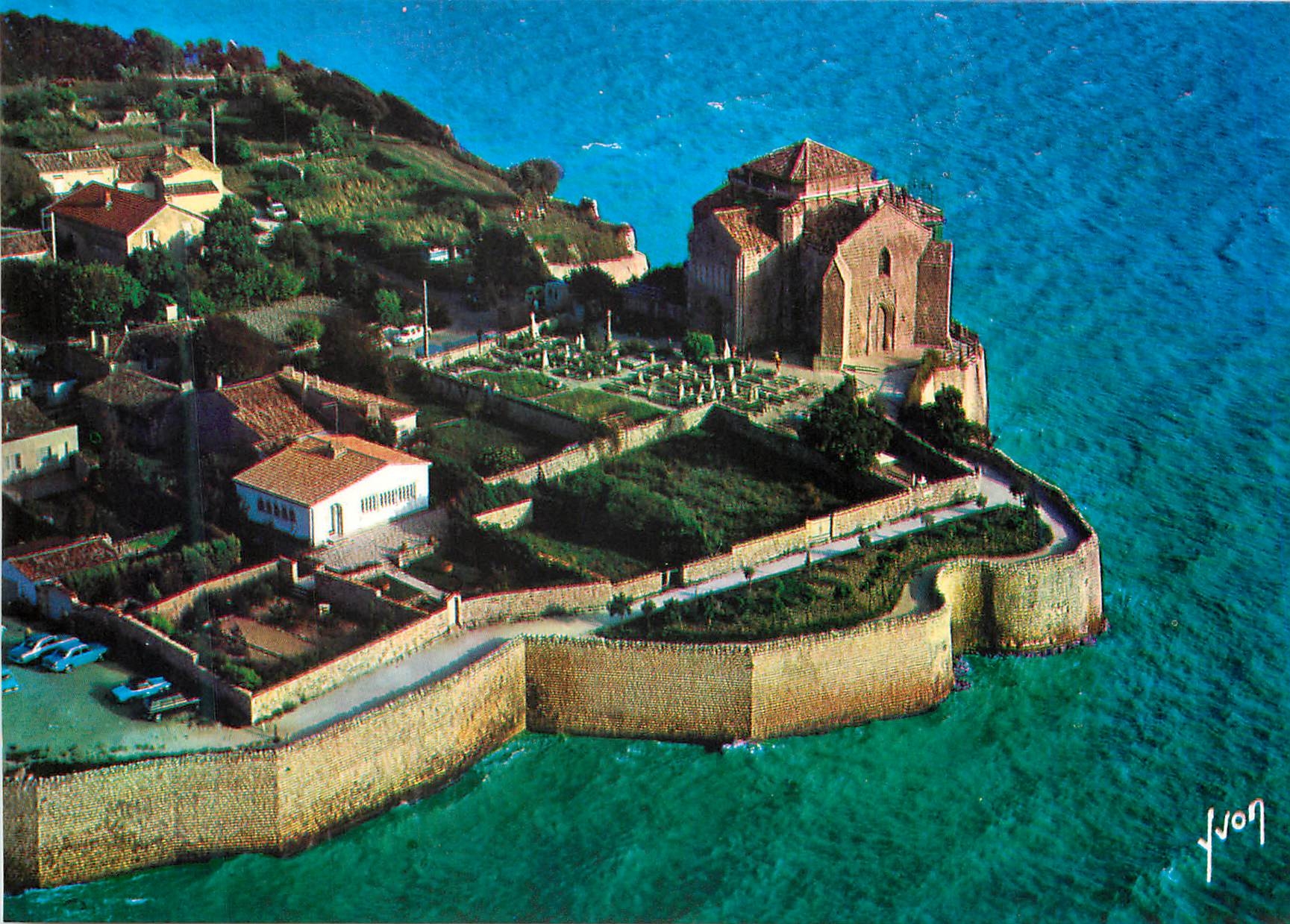 CPM Couleurs et Lumiere de France La Cote de Beaute Talmont Charente Maritime A droite l Eglise romane du xi siecle vu d