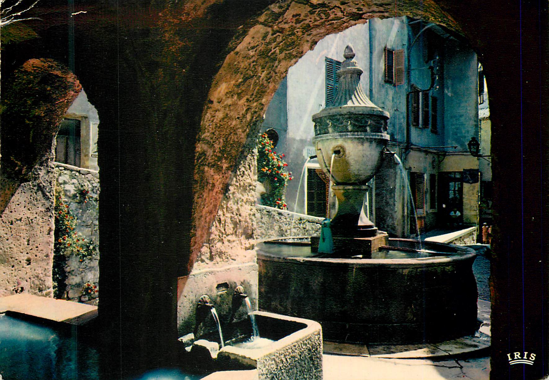 CPM La Cote d Azur French Riviera Saint Paul de Vence La Fontaine