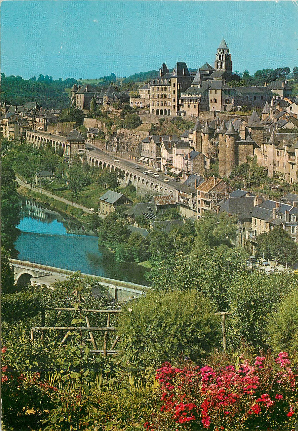 CPM Uzerche Correze Qui maison a Uzerche a chateau en Limousin