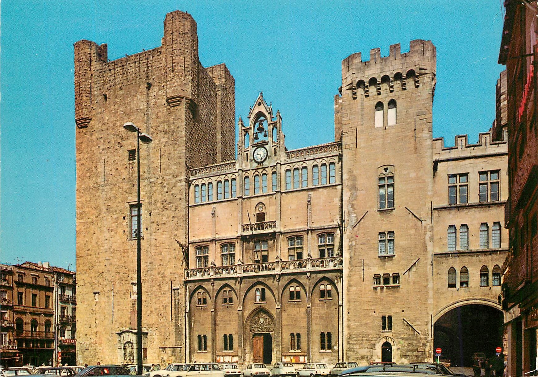 CPM Narbonne Aude L Hotel de Ville du a Viollet le Duc est bati entre le Donjon Gilles Aycelin et la Tour Saint Martial