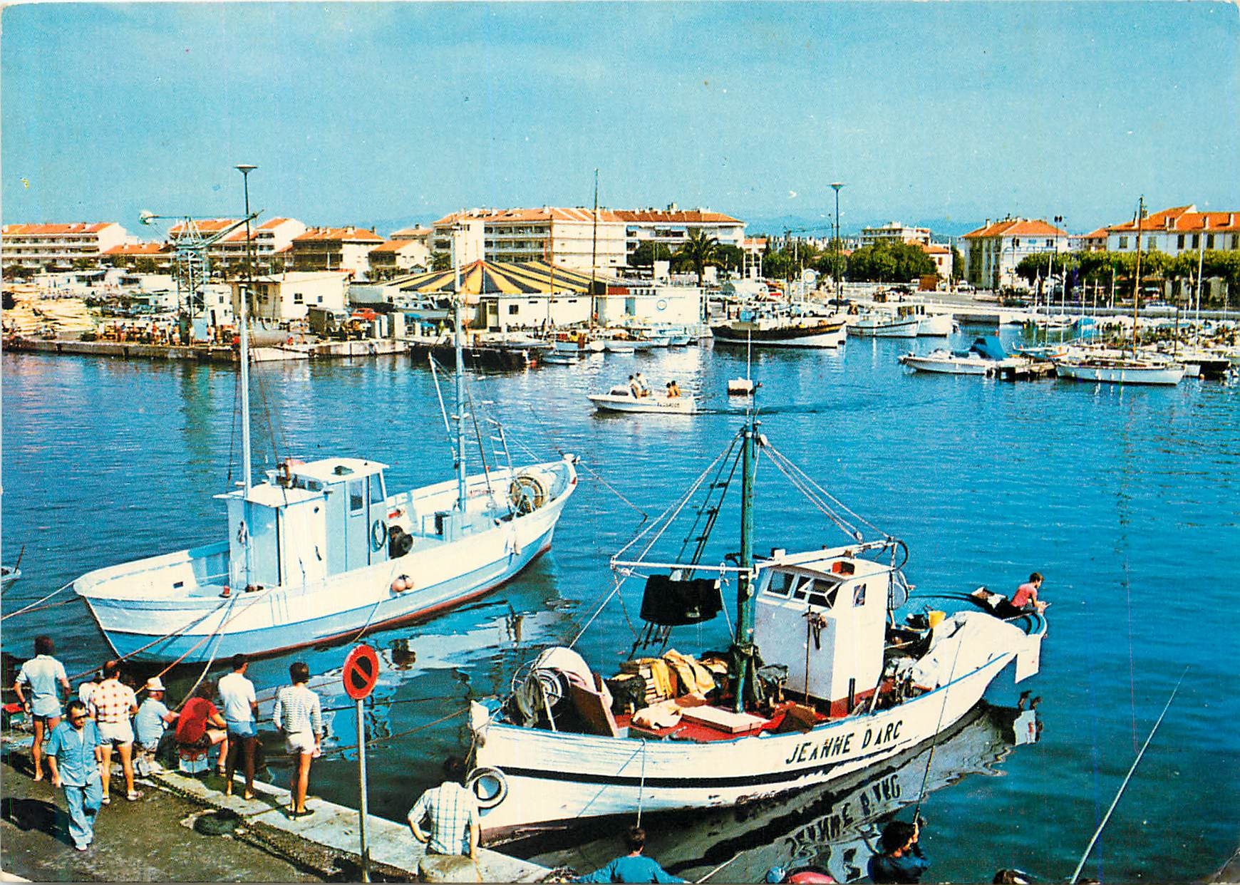 CPM Cote Varoise Saint Raphael Le port de peche au fond Frejus Plage Bateaux de peche
