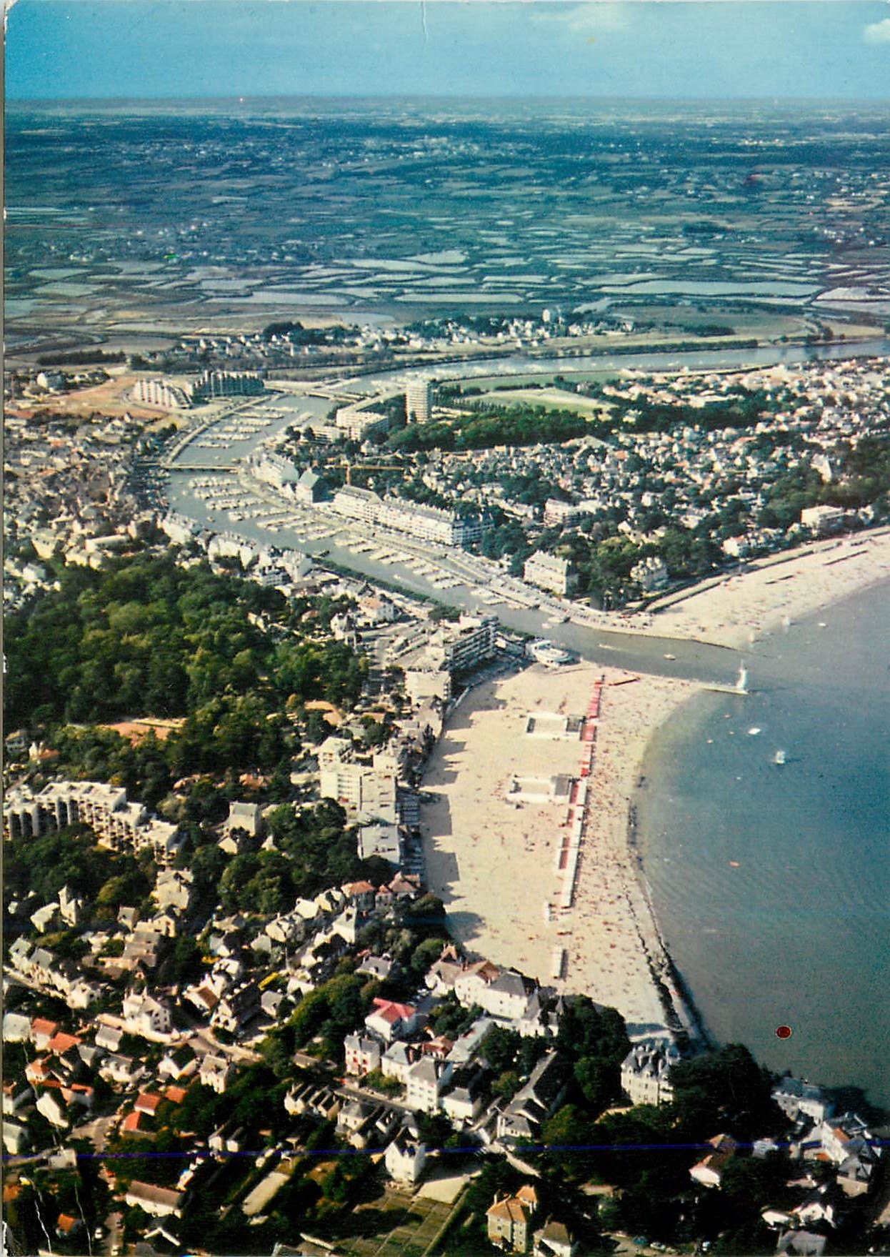 CPM La Cote d'Amour La Sortie du Port du Pouliguen La Baule Au Fond les Marais Salants
