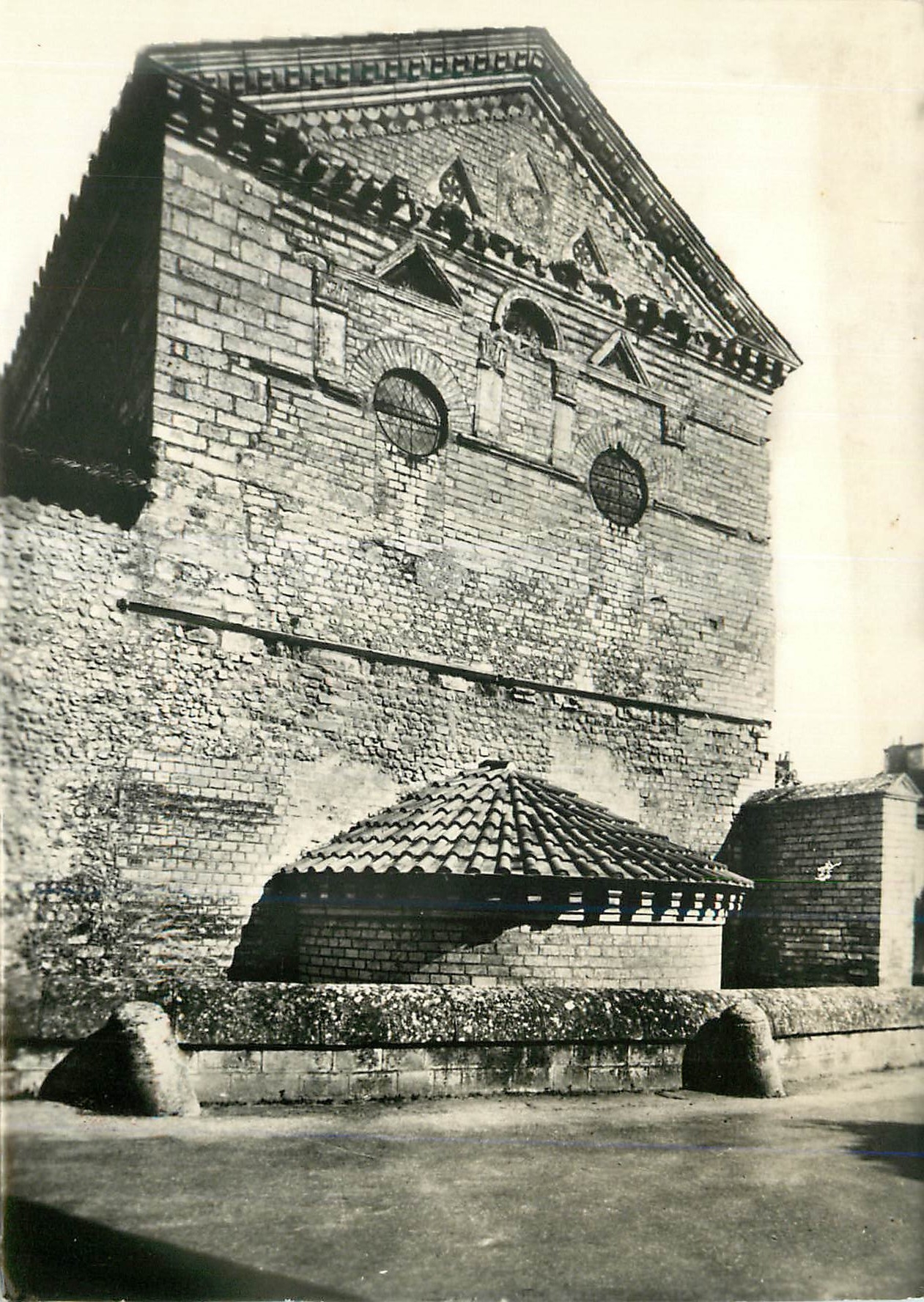 CPM Poitiers (Vienne) Baptistere St Jean (IVe VIIe S) Fronton Merovingien