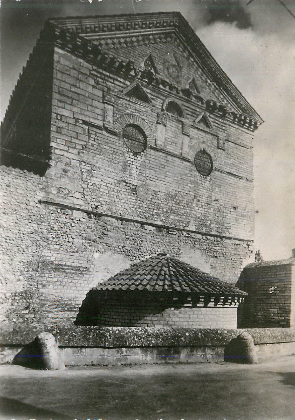 CPM Poitiers (Vienne) Baptistere St Jean (IVe VIIe S) Fronton Merovingien