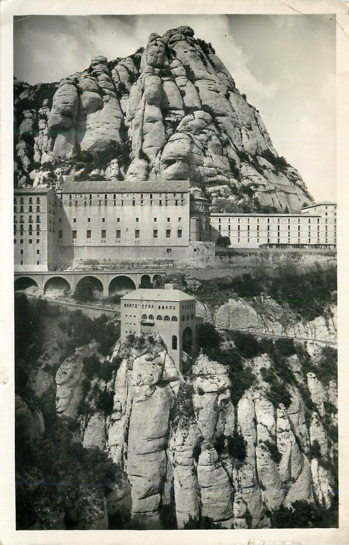 CPM Montserrat Vista Parcial del Santuario