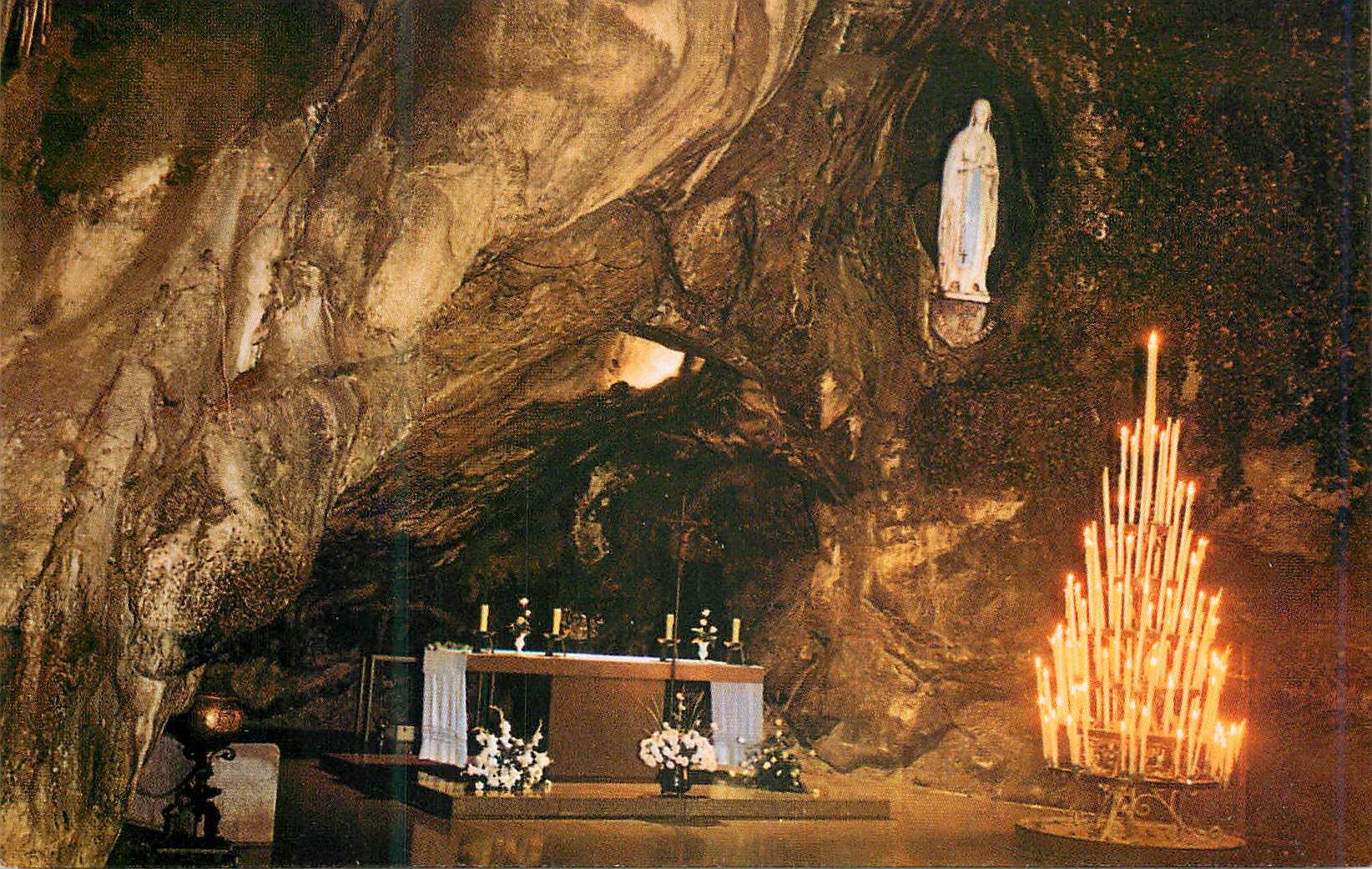CPM Lourdes (Hautes Pyrenees) La Grotte Miraculeuse