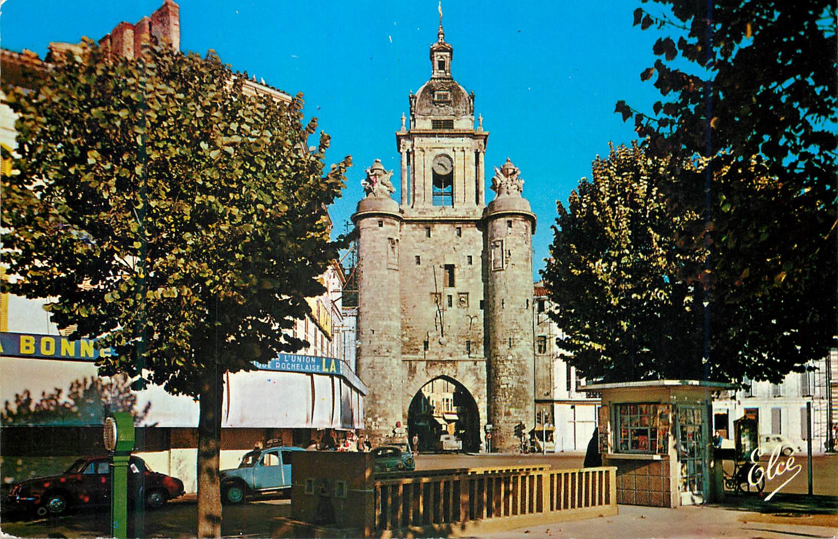 CPM La Rochelle (Char Marit) Le Cours Wilson et la Grosse Horloge (XIIIe et XVIIe Siecle)