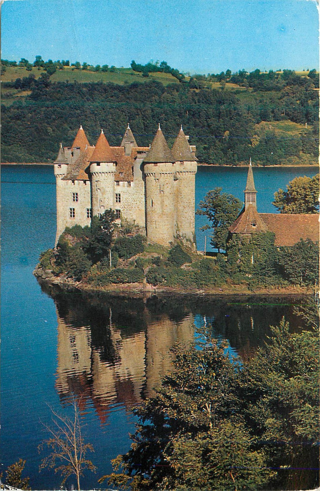 CPM L'Auvergne Pittoresque Le Chateau de Val (XIVe Siecle) Sur la Retenue du Barrage de Bort les Orgues