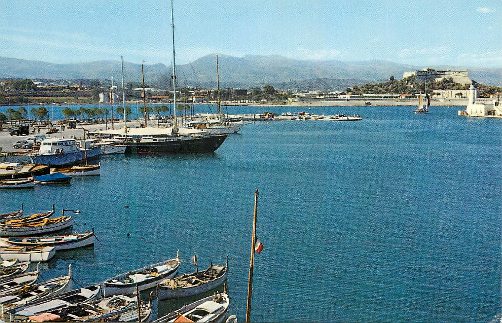 CPM Antibes (A M)Les Sites Merveilleux de la Cote d'Azur un Coin du Port et au Fond le Fort Carre Bateau