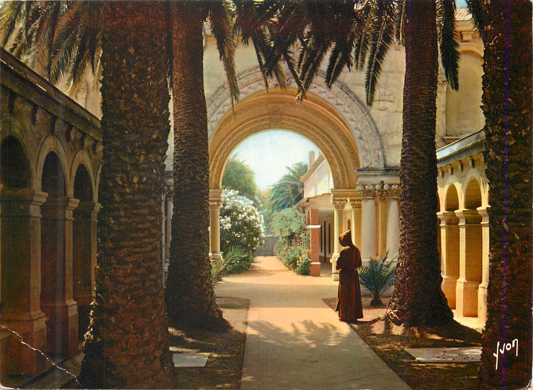 CPM Cannes (A M) Abbaye de Notre Dame de Lerins Ile Saint Honorat  Le Peristyle de l'Eglise