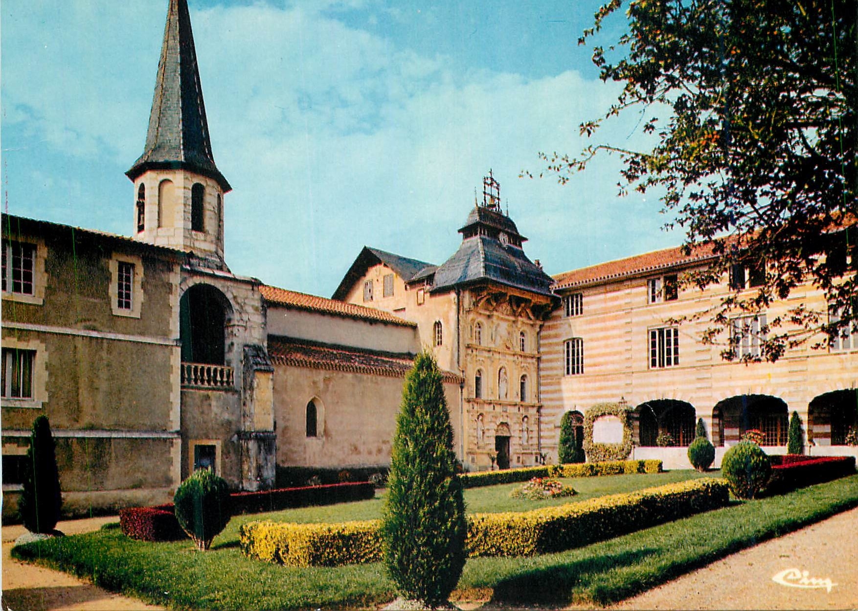 CPM N D de Garaison Monleon Magnoac (Htes Pyr) La Chapelle (1540) et la Cour d'Honneur