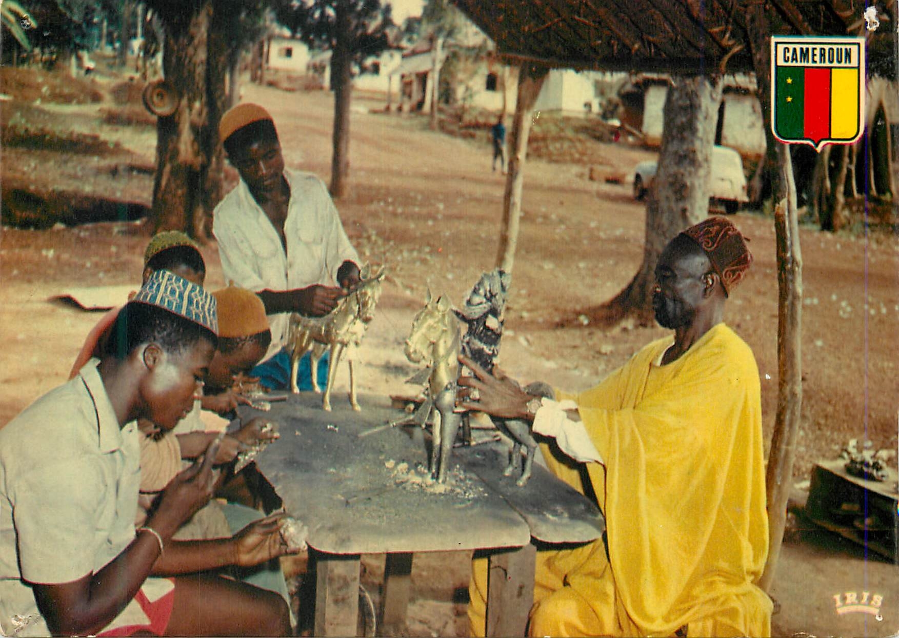 Artisans du Cameroun — Atelier de sculpture — Éditeur IRIS