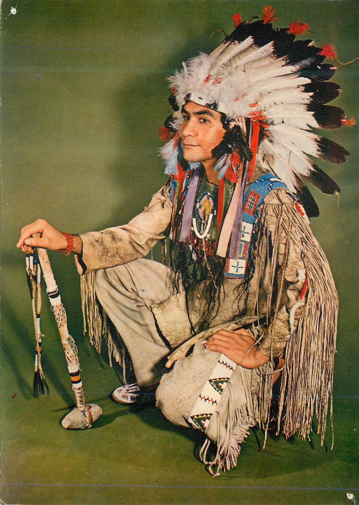 CPM Musee de l'Homme Palais de Chaillot Paris Indien des Plaines Tunique et Jambieres de Cuir Grande Coiffe de Chef en P