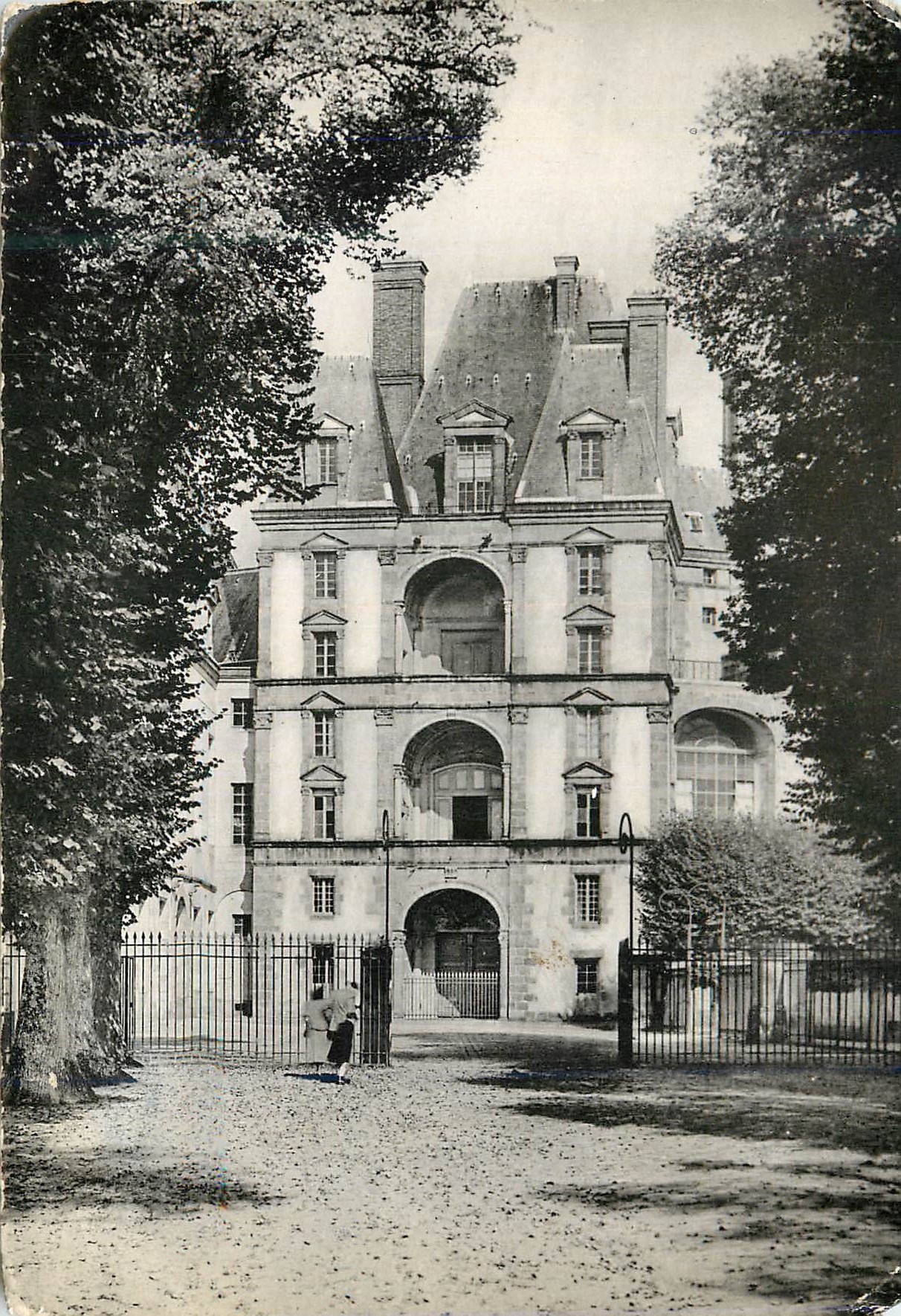 Palais de Fontainebleau — Pavillon de Maintenon et la Porte Dorée, ancienne entrée du château royal — Collection Artistique L. M.