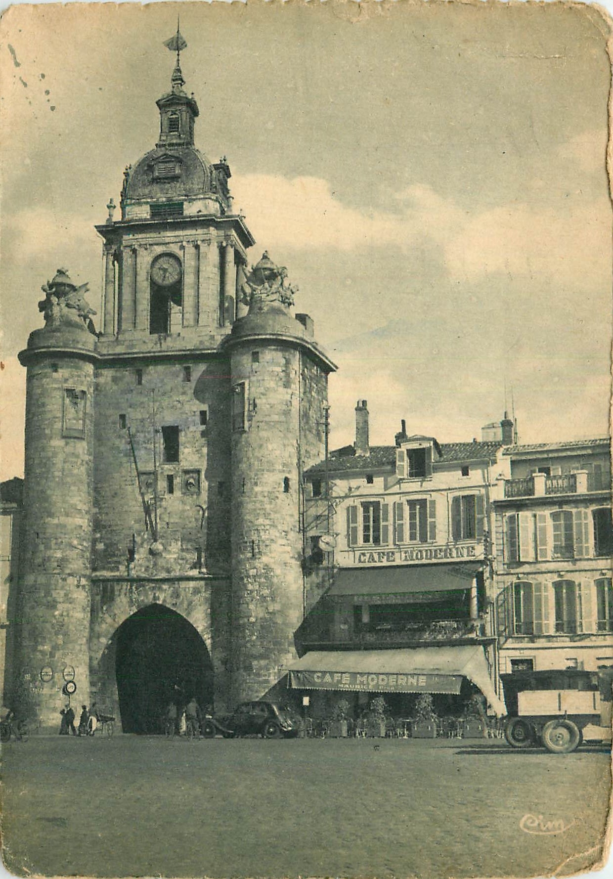 CPM La Rochelle (Charente Maritime) La Tour de la Grosse Horloge