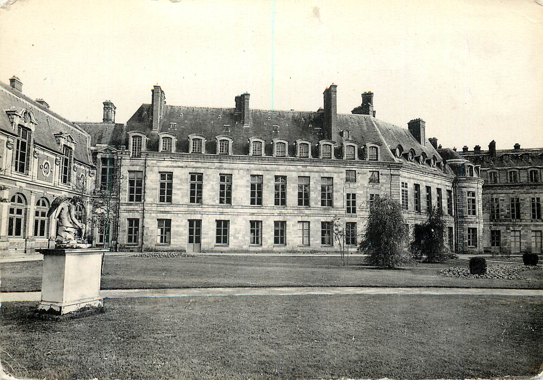 Palais de Fontainebleau — Le Château vu du Jardin de Diane (Grands et Petits Appartements) — Imp. Phot. L. Ménard, Fontainebleau